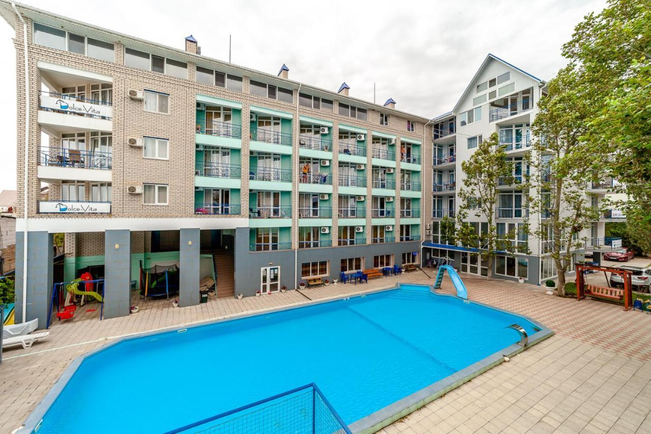 Dolce Vita Resort Hotel Zaliznyy Port Bagian luar foto