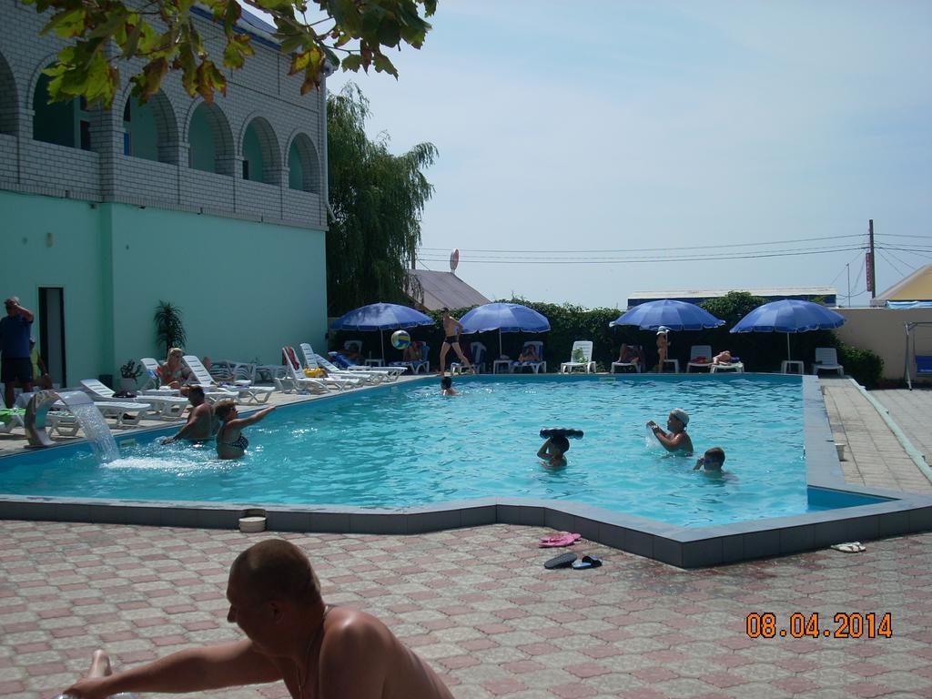 Dolce Vita Resort Hotel Zaliznyy Port Bagian luar foto